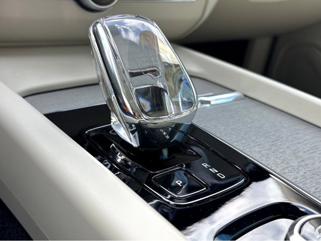 2023 Volvo XC60 Ultimate Bright Theme