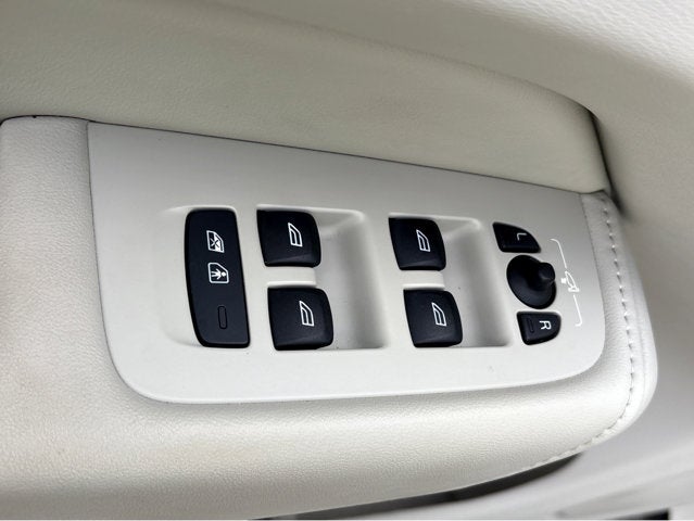 2023 Volvo XC60 Ultimate Bright Theme