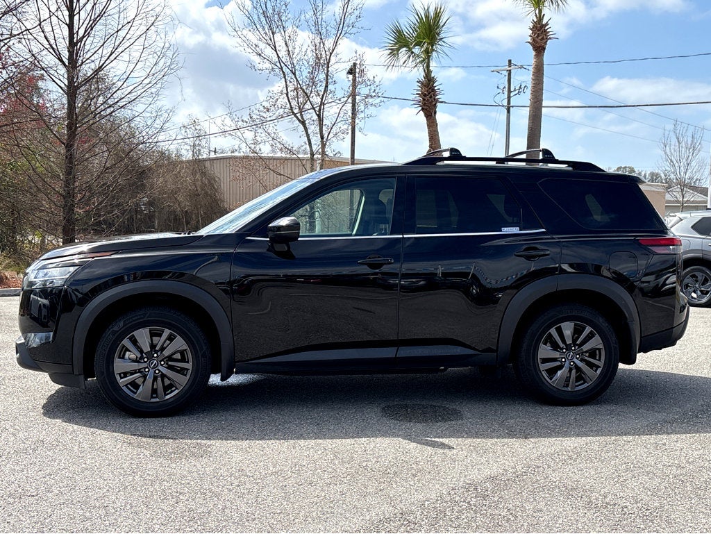2022 Nissan Pathfinder SV
