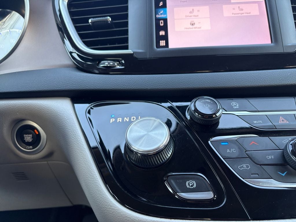 2023 Chrysler Voyager LX